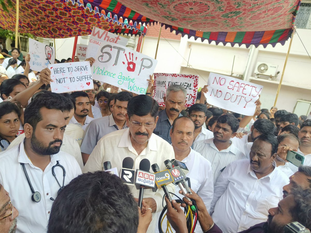 svimsrda's tweet photo. We witnessed a significant show of support for our cause against the heinous crime at RGKAR Medical College.
Sri A.Ramanarayana Reddy garu, Hon'ble Minister of AP state &amp; Sri Arani Sreenivasulu garu, MLA Tirupati, visited SVIMS to stand in solidarity with our protesting doctors. https://t.co/8zIzUzZCYK