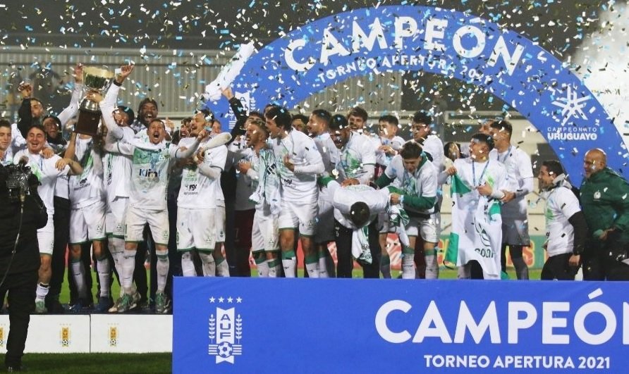 Un 15/8/2021 <a href="/PlazaColonia/">Club Plaza Colonia</a> ⚪🟢 se consagra campeón del Torneo Apertura, al vencer por 2 a 0 a Wanderers en el Parque Alfredo Víctor Viera.

⚽Los goles Patablancas fueron de Emilio Zeballos y Nicolás Dibble.