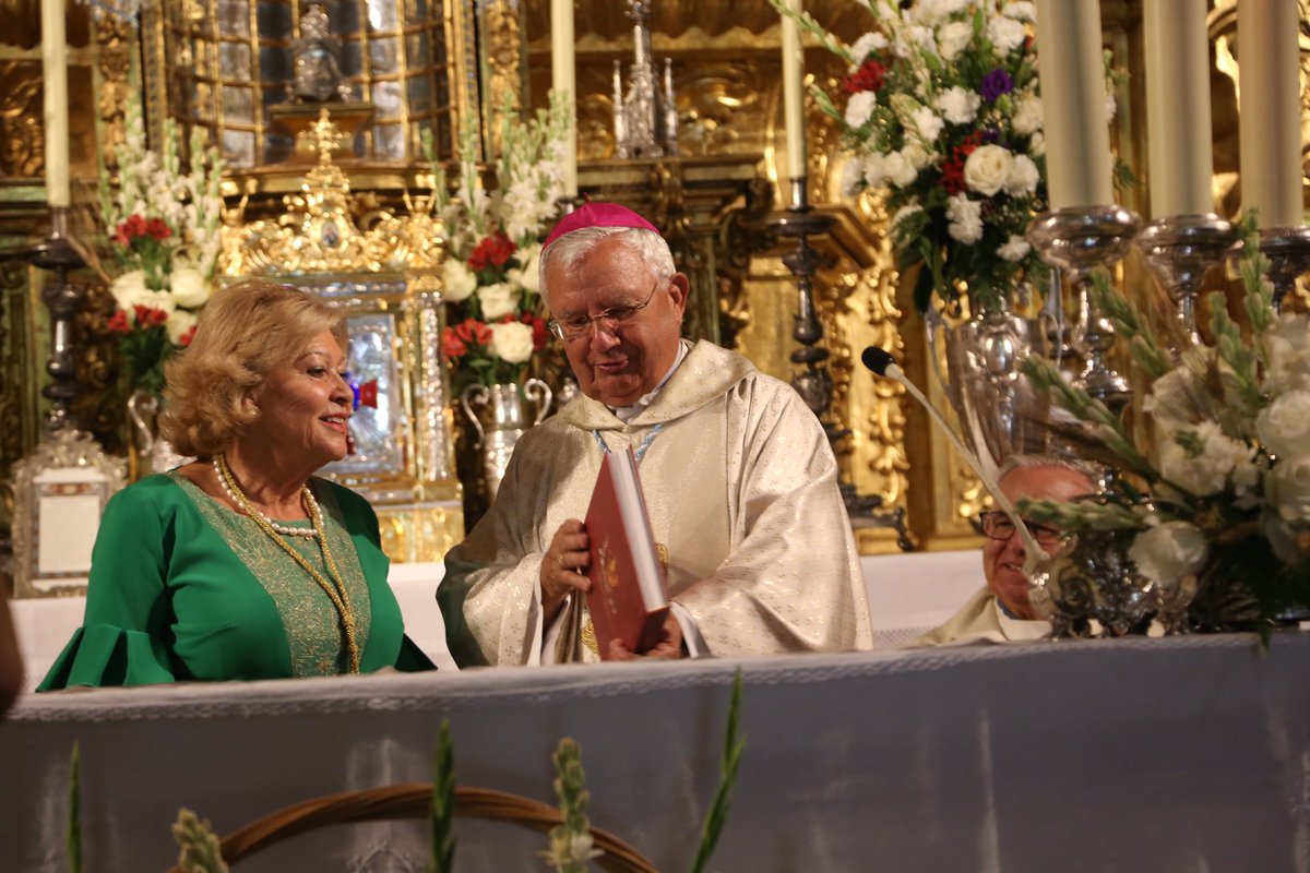 Alcala_la_Real's tweet photo. #AlcalálaReal
Solemne función de iglesia, presidida por el obispo emérito, don Ramón del Hoyo.
Esta tarde a las 20h saldrá nuestra Patrona, la Virgen de las Mercedes, en procesión, para reunirse un año más con su pueblo. https://t.co/zwWOGttLZu