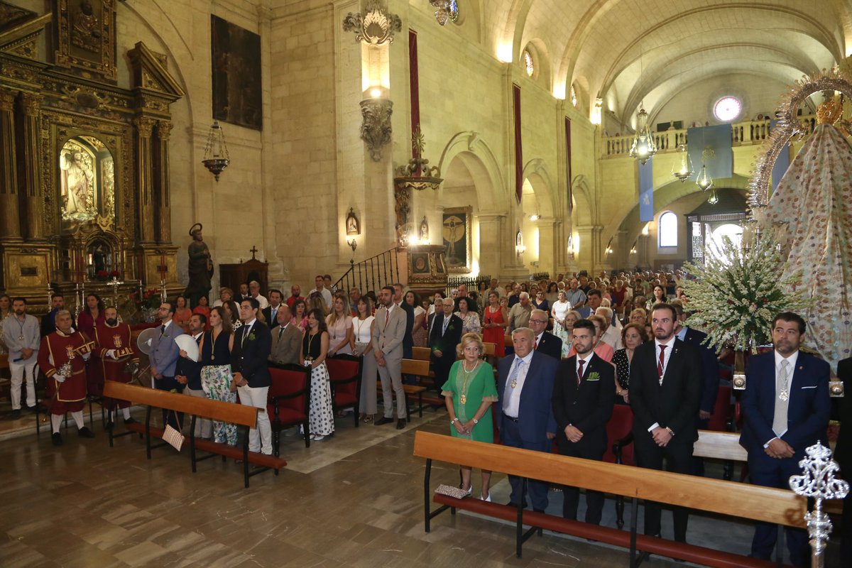 Alcala_la_Real's tweet photo. #AlcalálaReal
Solemne función de iglesia, presidida por el obispo emérito, don Ramón del Hoyo.
Esta tarde a las 20h saldrá nuestra Patrona, la Virgen de las Mercedes, en procesión, para reunirse un año más con su pueblo. https://t.co/zwWOGttLZu