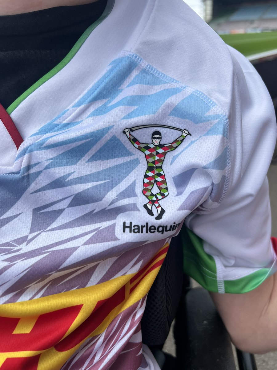 LawsEwan's tweet photo. It’s away kit day 🤩. Down to The Stoop to grab the away kit - just look at it ! Has to be on of my favourite away kits ever ! 
@harlequins - great job 👏 
.
#harlequins #newkitday #quins #thestoop #clubshop https://t.co/VuJjl84deW