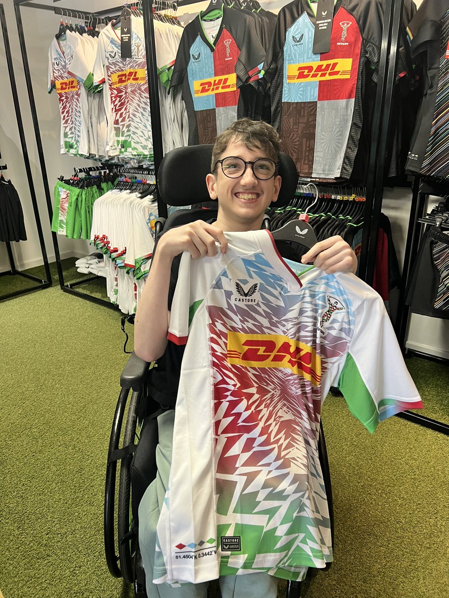 LawsEwan's tweet photo. It’s away kit day 🤩. Down to The Stoop to grab the away kit - just look at it ! Has to be on of my favourite away kits ever ! 
@harlequins - great job 👏 
.
#harlequins #newkitday #quins #thestoop #clubshop https://t.co/VuJjl84deW