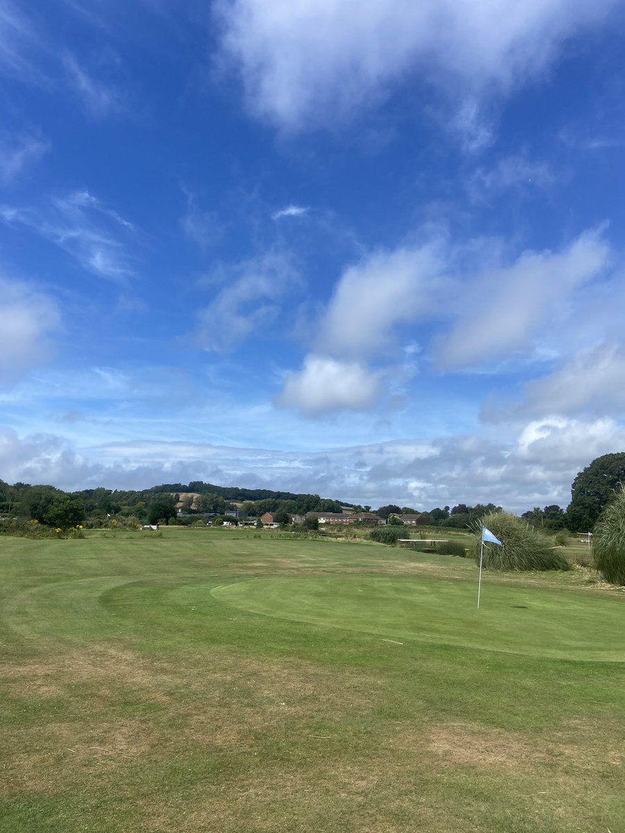 GolfStarcross's tweet photo. It’s turning out to be a beautiful afternoon and the course is starting to brown up 😍 the greens are rolling beautifully &amp; are pretty quick! 9 holes &amp; a pint £10 🍺⛳️ https://t.co/ZPHuqFdqn6