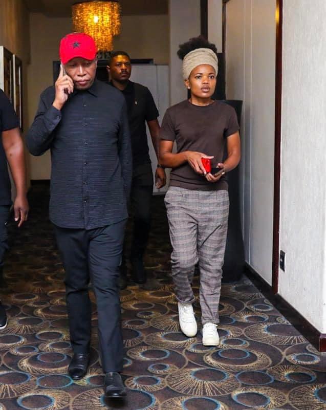 SixoGcilishe's tweet image. You will never stand alone Moshabi. Whenever you look back I’ll be behind you.
My casket, just like yours will be draped with an EFF flag.
Here’s to the continuation of the fight for Economic Freedom in our Lifetime.
Asoze saphela amandla.