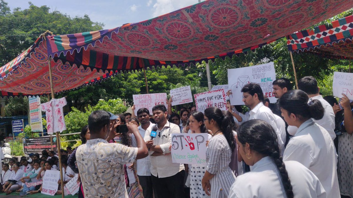 svimsrda's tweet photo. We thank our institute director Dr R.V.Kumar garu for standing by us. 
#SVIMSRDSA #NIRBHAYA2

@apjuda1 @rdalhmc @AIIMSRDA  @JipmerRDA @JudaTelangana https://t.co/CDMrWrN97B