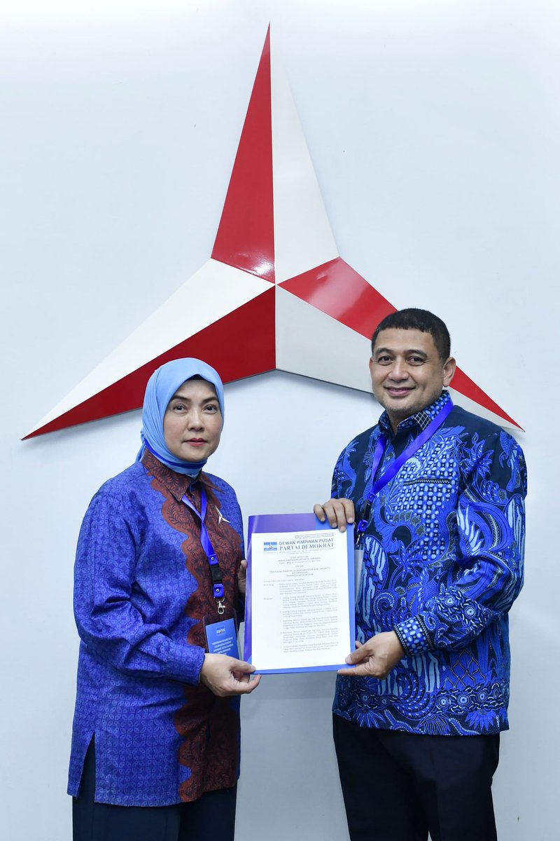 munafri_arfdn's tweet photo. Alhamdulillah, layarta makin terkembang! Hari ini, saya sama Bu Aliyah sangat bersyukur atas dukungan penuh dari Partai Demokrat. Dengan begini, lengkapmi syarat dukungan 10 kursi DPRD untuk daftar ke KPU. https://t.co/YIquaDQQQm