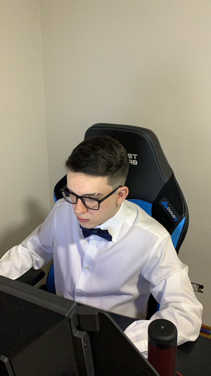 fofoqueifornai's tweet photo. Acordando às 5 para trabalhar / acordando às 5 para atualizar o Fortnite https://t.co/0sMcCit9XI