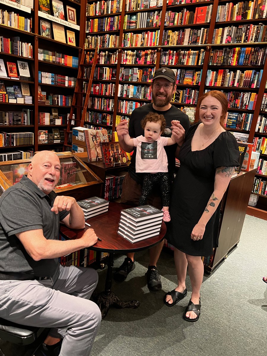 #allinthefamily @themysteriousbookshop @reedfcoleman #nickryan #booklaunch #noir #thriller #undercover #undercovercop #newyork #reedfarrelcoleman #newyorkstories #mysterywriter #mysteryreaders #blindtomidnight #booksigning