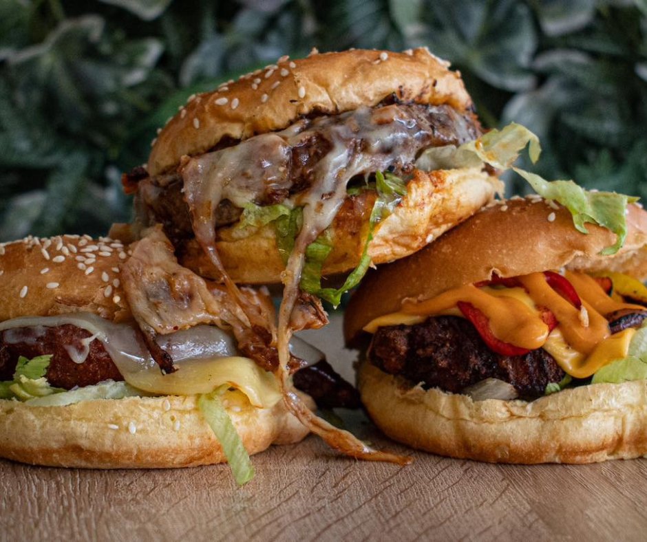 feedmeonline's tweet photo. We're kicking off #NationalBurgerDay with these beauties from our friends from Emmy's in #Durham 🍔🍔🍔😍

#burger #food #Foodies #foodphotography #thursdayvibes #ThursdayTreats #NorthEast #hungry #takeaway #buns https://t.co/Xku8yme8ou