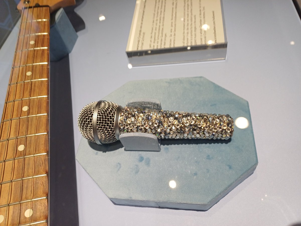 Finally, a guitar I'm 'allowed' to display on the wall ! Swarovski Fender beauty !! :)