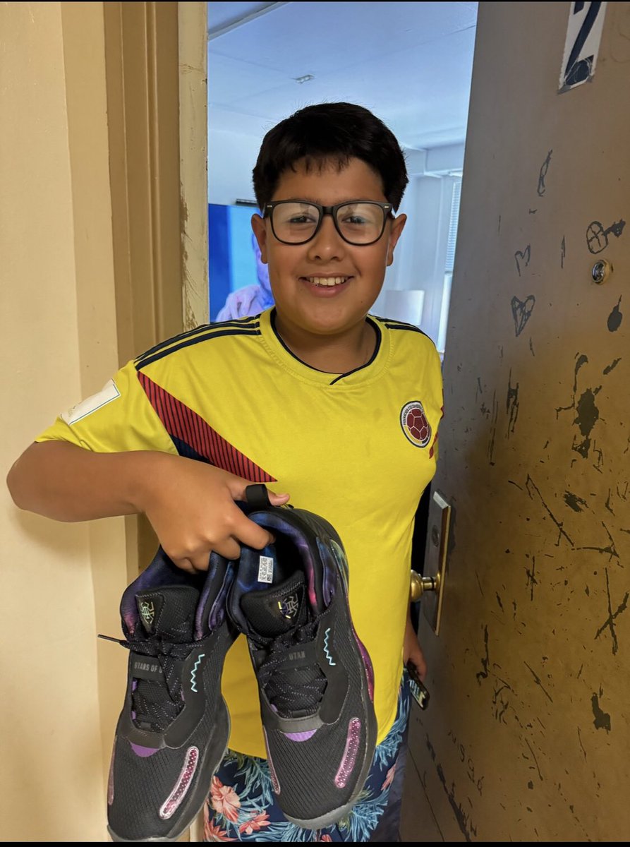 BeyondTheGameC1's tweet image. One of our new  BTGC supporter from Greenwich Ct has donated some Nike sneakers for some of our BTGC kids. We thank you!!
#back2basic
#basketballtraining
#youthdevelopment