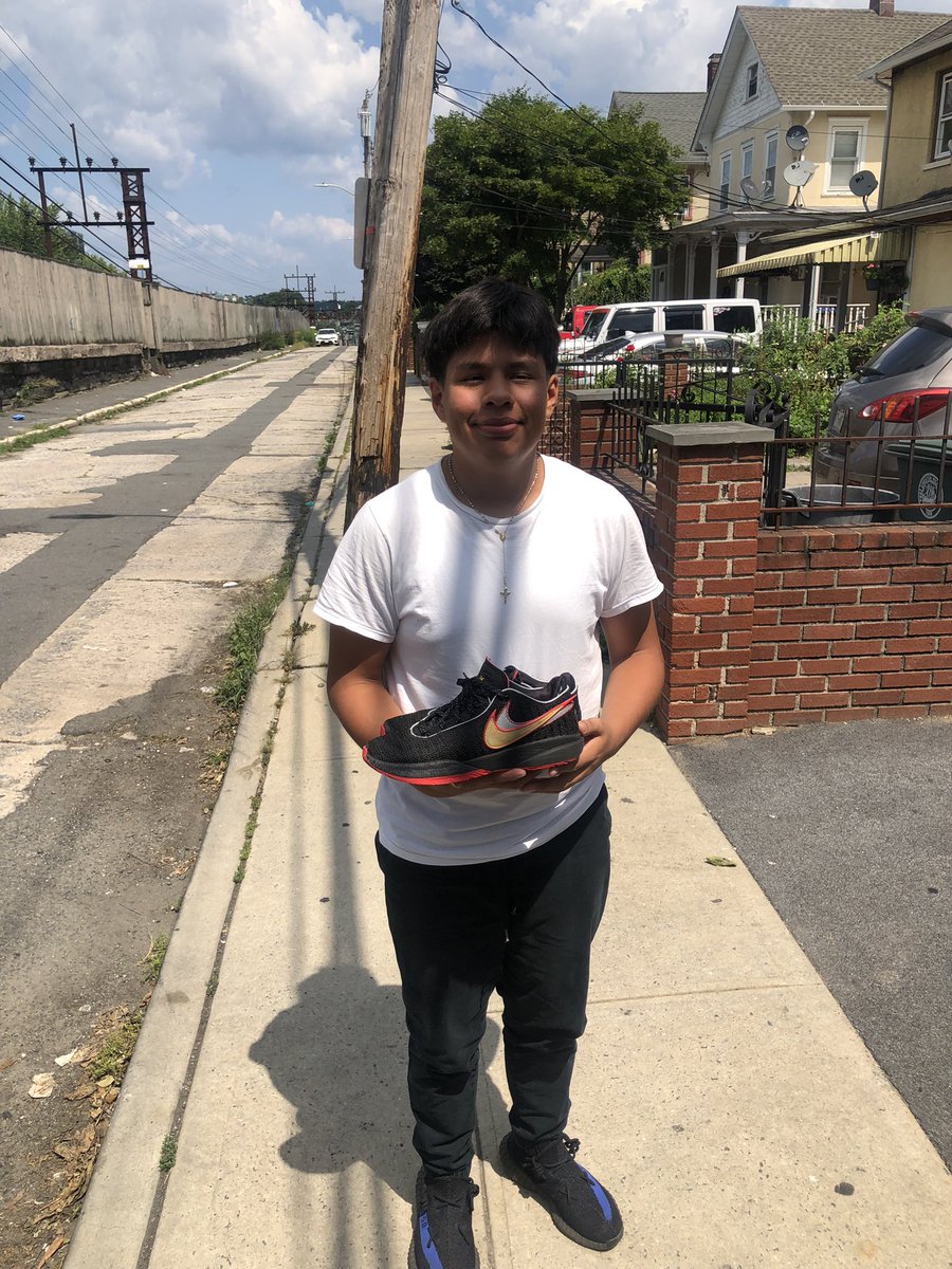 BeyondTheGameC1's tweet image. One of our new  BTGC supporter from Greenwich Ct has donated some Nike sneakers for some of our BTGC kids. We thank you!!
#back2basic
#basketballtraining
#youthdevelopment