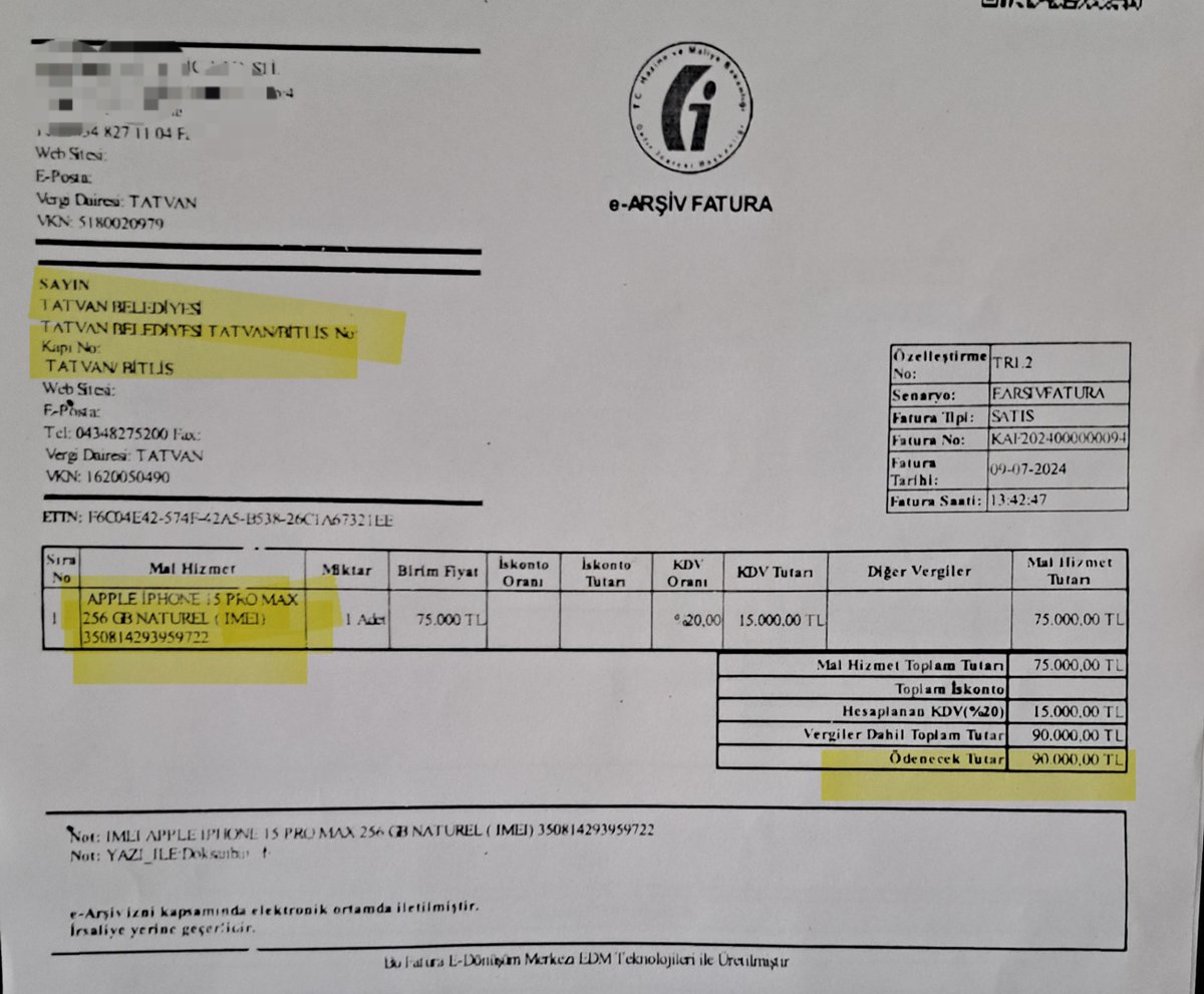 sinanaygul's tweet photo. Bunu yazmasam olmaz.

Herkes kanıksamış, ilgili herkese normal geliyor, kimi mahcubiyetle kimi de pişkince savunuyor.

Ama bana göre çok büyük bir yanlış, ciddi bir etik sorun, yasal kılıfına uydurulmuş olsa bile utanılması gereken bir yolsuzluk.

Tatvan Belediyesi'nde belediye başkanı ve yardımcılarına belediye bütçesinden 3 tane ultra lüks telefon alınmış.

3 tane Iphone 15 Pro Max, yani piyasadaki en pahalı 3 tane telefon.

En pahalı telefonlar ama alırken hiyerarşiye de dikkat etmişler yardımcılara alınan 256gb ama başkana alınan 512gb. yani başkana alınan biraz daha pahalı.

Fiyatları 89 bin, 90 bin, 97 bin.

2 tane de personele almışlar, onlar en ucuzu ama tanesi 7 bin 500 lira.

Sordum, bu nedir dedim, bunun şaka olduğunu söyleyin dedim.

Aldığım cevaba şaşırdım, "Hakkımızdır" dediler.

Başkana "Neden, hangi ihtiyaca binaen telefon alındı, kaç adet alındı, ne kadara alındı, kimlere alındı, belediyenin ekonomik durumuna rağmen neden piyasadaki en pahalı telefon alındı?" diye sordurdum.

Başkan cevap vermedi.

Siyasi partinin yerel yönetimlerden sorumlu birimine sordum, böyle bir yaklaşım partinin ilkelerine uymuyor, halkla aynı standartlarda yaşamak lazım, lüks harcamadır, doğru değil, halka borç çıkarmış bu yüzden sorun yaşayan bir belediyenin böyle çelişkili iş yapması doğru değil, haberiniz var mı, müdahale ettiniz mi dedim, "Sen böyle düşünüyor olabilirsin ama yanlış yok ortada belediyeye demirbaş olarak almışlar" dediler.

DEM Parti'nin genel merkezinde, yerel yönetimlerden sorumlu ilgili kişiye sordum, bu doğru değil, diğer belediyelerde benzer durum var mı, varsa ciddi bir sorundur, siz bir şey demeyecekseniz ben derim dedim.

Mahcup olsa da savunmak zorunda kaldı, "Belediyenin demirbaşına kayıtlı almışlar" dedi.

Aşağıdan yukarıya kadar sorumlu herkes savunuyor, herkes normal görüyor.

Ben normal görmüyorum.

Kimsenin ne böyle bir hakkı var, ne de haddinedir ilkeleri eğip bükmek, kendine çekmek.

Bugün bunu normal gören yarın başka şeyi normal görür, başka şeyi kendine hak görür.

Erdoğan'ın şatafatını eleştirirken, Diyanet İşleri Başkanının makam arabasının lüks olmasına karşı çıkarken niye yırtıyoruz kendimizi, onlar da kurumlarının zimmetinde, demirbaşında.

Öyle olunca yanlış olmuyor mu? 

Tatvan gibi insanların yolsuzluktan, hırsızlıktan, beceriksizlikten illallah ettiği bir yerde, insanlara en büyük sözleri "Biz yanlış yapmayacağız, hırsızlık yolsuzluk yapmayacağız" olan, benim de şahsen bu yüzden ve partim olduğu için destek verdiğim, halkın büyük bölümünün hırsızlıktan bıktığı için oy verdiği bir siyasi partinin belediye yönetimi böyle yapamaz.

Böyle bir hakkınız yok.

Kayyum kepazeliği riski altındayken, tek silahınız halk nezdindeki meşruiyetiniz iken, halk karşısında izah edilemeyecek şeyler yapamazsınız. 

Üstelik "Belediyenin borcu var, para yok, destek olun" denilerek halktan sürekli fedakarlık isteyen, hiç alakası yokken halkı borç yükünün altına sokan bir belediye yönetimi böyle bir harcamayı yapamaz.

Hesapladım, kendisinden katkı payı alınacak ortalama 50 vatandaşın ödeyeceği katkı payına denk geliyor.

"Su abonesi yapın, kaçak kullanmayın, ceza keseriz" dedikleri için abone yapacak ortalama 80 vatandaşın abone parasına denk geliyor.

Az olsun, çok daha azı olsun, 100 lira olsun, 10 lira olsun.

Yine de yapamazsınız, hiçbir belediye başkanı bunu yapamaz, yapan, devleti, partisi ve hatta halkı arkasında, yanında olsa bile, beni karşısında bulur.

Elimden geldiğince, dilim döndüğünce, gücüm yettiğince yanlışa karşı dururum.

Kimse kusura bakmasın.

Hey malaminê, 'Bir lokma, bir hırka'dan GB'ları bile makama, hiyerarşiye göre farklı olan en lükslere...