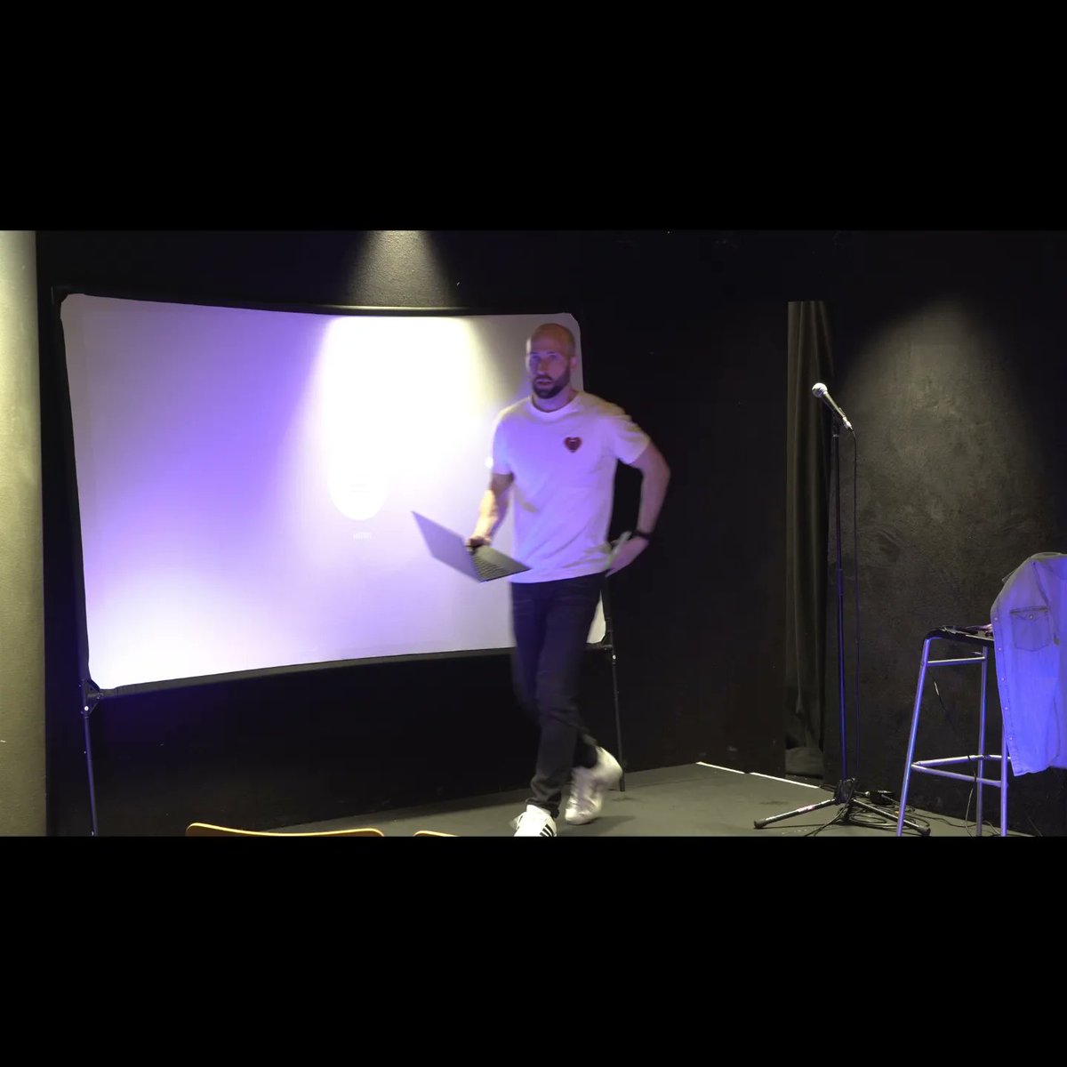 GreeneScreen's tweet image. The fire alarm went off with around 10 minutes to go in my show. So my incredible audience and I finished the show outside.

Did I regret having a multimedia show? Not at all.

Did it feel cool to look like Krang from TMNT? Yes it did

12 shows remaining. Ticket link in bio