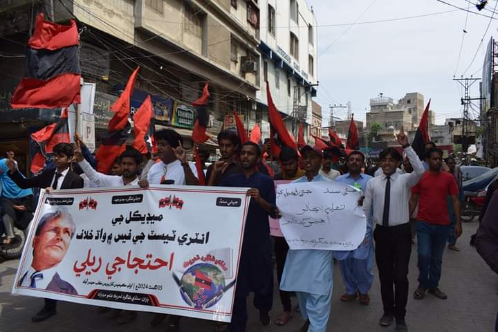 حيدرآباد
سنڌي شاگرد تحريڪ طرفان انٽري ٽيسٽ جي فيس ۾ واڌ خلاف مرڪزي صدر نويد عباس ڪلھوڙي جي اڳواڻي ۾ نڪتل ريلي