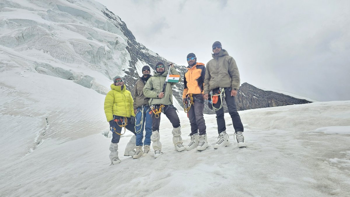 suryacommand's tweet photo. #IndianArmy
#SuryaWarriors
#HargharTiranga
#SelfieWithTiranga
#IndependenceDay
A 27 member Mountaineering expedition of Shatrujeet Brigade to the majestic Mt Kang Yaste (21000 feet high), was flagged off at#Agra on 28 Jul 24. The team proved its mettle, grit & determination to achieve the feat coinciding with 78th #IndependenceDay when the last rope unfurled the flag atop the massive peak.
#SuryaCommand compliment its' warriors for befitting tribute to our freedom fighters.
@adgpi
@ProDefLko
@PRODefDehradun
@SpokespersonMoD
@UBArea_IA
@HQ_IDS_India
@MinofDefIndia