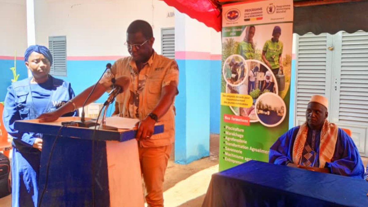 WFP_Mali's tweet photo. #Mali🇲🇱 Nouveau partenariat stratégique entre @WFP_Mali& #CFAP* pour former et accompagner 6️⃣0️⃣ jeunes de #Kayes, #Ségou & #Mopti.
✨Cette initiative vise à doter 20 jeunes par région de compétences & matériels pour se lancer dans l’#agrobusiness et soutenir leur autonomisation. https://t.co/B6Unn1jmjG