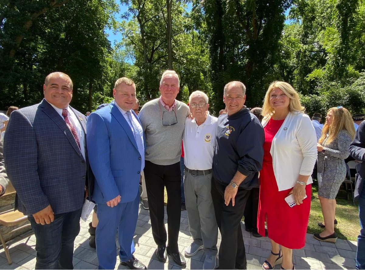 Flood4Assembly's tweet photo. Paying tribute to our brave heroes at the Hauppauge Honor Roll Memorial, recognizing the valor and dedication of those who served during the Vietnam War.

#HonoringOurHeroes #VietnamWarVeterans https://t.co/prRlPnEQyk