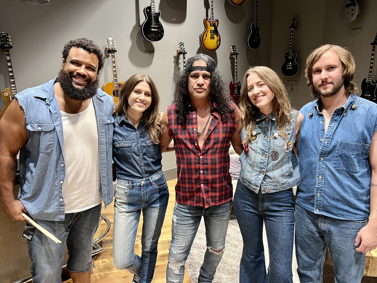 A plaid rose among denim thorns 🌹🌹 thank you <a href="/Slash/">Slash</a> for having us out on the S.E.R.P.E.N.T tour 🙏🙏