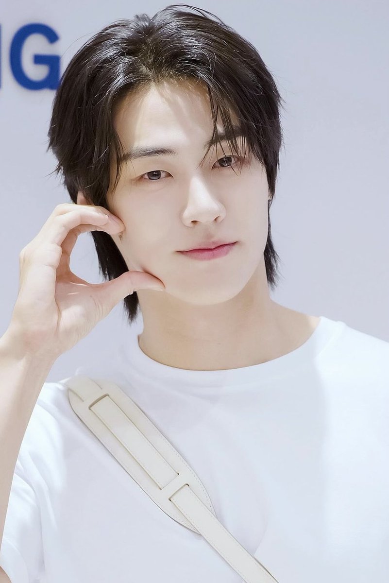 dolgolaeui's tweet photo. Lee Seung Hyub #leeseunghyub #seunghyub #이승협 #shootingstars #mustyougo #nflying #lovelyrunner #bigpicturehouse #bestchickendrama Please also follow Seung Hyub’s official Instagram account - sssn9_zzzn9 https://t.co/aFAYaSxcLo