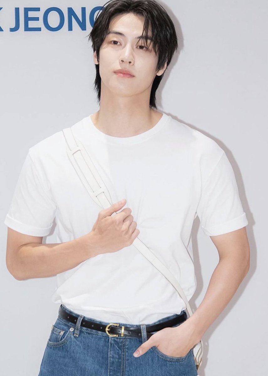 dolgolaeui's tweet photo. Lee Seung Hyub #leeseunghyub #seunghyub #이승협 #shootingstars #mustyougo #nflying #lovelyrunner #bigpicturehouse #bestchickendrama Please also follow Seung Hyub’s official Instagram account - sssn9_zzzn9 https://t.co/aFAYaSxcLo