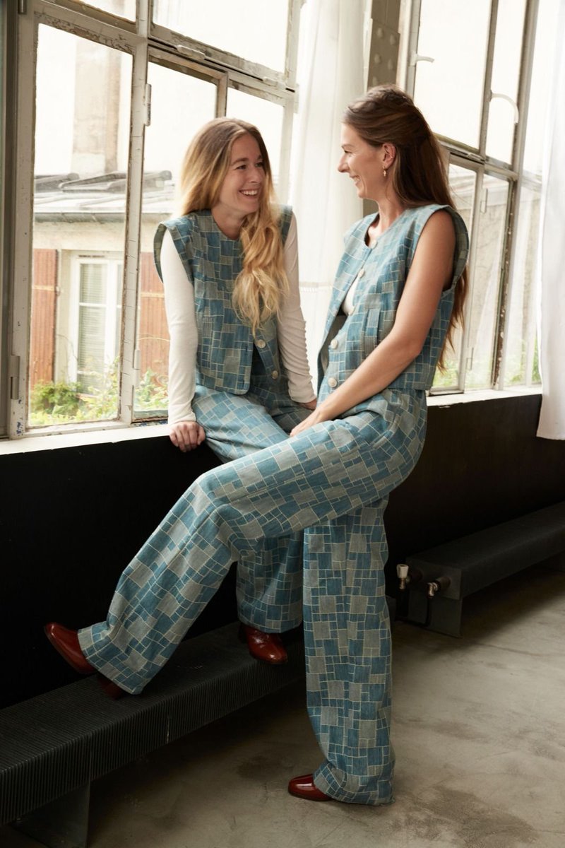 LES FRANGINES -LEUR NOUVEL ALBUM C'EST TOUT UN "POÈME(S)"    baz-art.org/2024/07/paradi…  <a href="/LesFrangines_/">Les Frangines</a> <a href="/RPDelph/">delphine caurette</a>