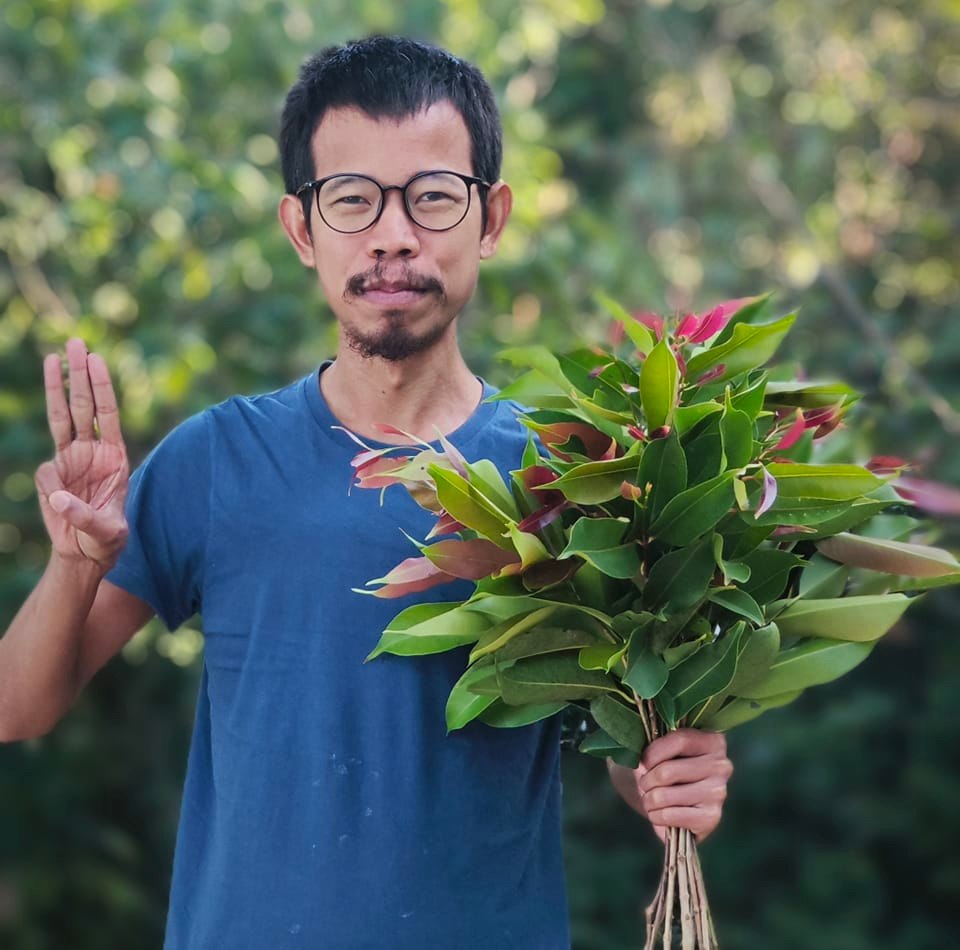 SoeKoKoTAung's tweet photo. #TayzarSan✍️✍️✍️

ကျနော်တို့ မျှော်ရည်ရာ ခရီးပန်းတိုင်ကို ရောက်ဖို့က ထင်သလောက် မလွယ်ပါဘူး။ ခက်ခဲပါမယ်၊ ပင်ပန်းပါမယ်၊ ကြမ်းတမ်းပါမယ်။ 
အရင်းအနှီး ကြီးပါမယ်။
ဒါ့ကြောင့်လည်း "တော်လှန်ရေးခရီး" လို့ ခေါ်တာကိုး။ 

အဲ့လိုမဟုတ်ရင် "ပျော်ပွဲစားခရီး" ဖြစ်သွားမှာပေါ့။

ကိုလိုနီဘဝကနေ လွတ်လပ်ရေးရပြီးချိန်က စတွက်မယ်ဆိုရင်တောင် နှစ် (၇၀) ကျော် ပြဿနာဗျာ။
သို့သော်၊ သေချာတာက ဒီပွဲက အရင်းကြီးသလို အမြတ်ကြီးမယ့် ပွဲဗျ။ 
ဒီတော်လှန်ရေးကနေ ကျနော်တို့ ပြန်လည်ရမယ့် အကျိုးအမြတ်က "ခေတ်သစ်၊ စနစ်သစ်၊ နိုင်ငံတော်သစ်" တခုဗျ။
 ငြိမ်းချမ်းတဲ့၊ သာယာတဲ့၊ ‌‌‌‌‌‌‌‌‌‌လူကို လူလို ဆက်ဆံတဲ့၊ နေချင့်စဖွယ် တိုင်းပြည်တခုဗျာ။

ဒီတော့ ကျနော်တို့ ဘာပဲ ရင်းရ ရင်းရ တန်ပါတယ်ဗျာ။
တော်လှန်ခရီးကြမ်းကို အတူဆက်တက်လှမ်းကြမယ်ဗျာ။
အာဏာရှင်စနစ်ဟူသမျှ မုချ ကျဆုံးရမည်။

ဖက်ဒရယ်ဒီမိုကရေစီပြည်ထောင်စု မုချ တည်ဆောက်နိုင်ရမည်။

အရေးတော်ပုံ အောင်ရမည်။