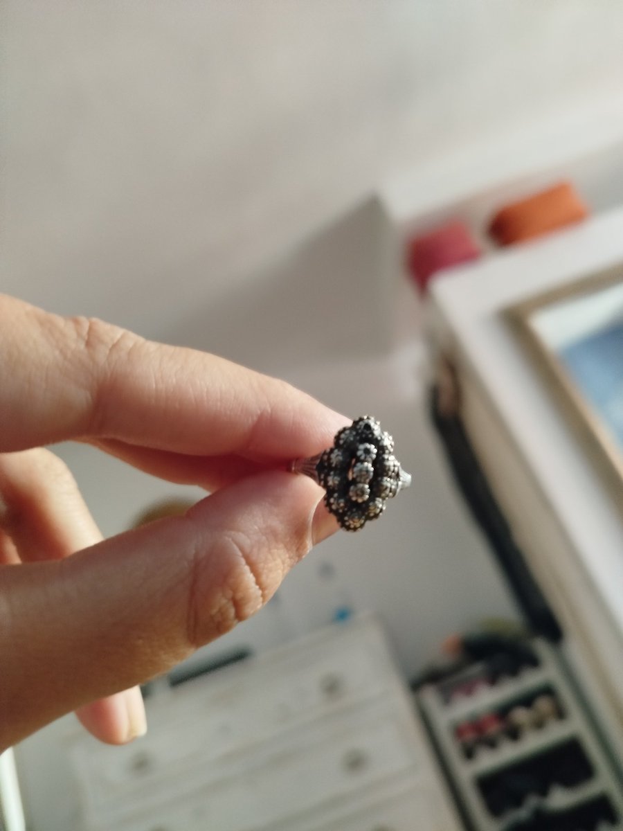 luciamtorres98's tweet photo. sé que es casi imposible, pero anoche perdí un anillo q era de mi abuela en la calle mas de gaminde, al lado del 24 horas y en frente del cash convert. El anillo es como el de la foto pero un pelín + grande con una piedrita naranja en el centro. Tiene un gran valor sentimental🥺 https://t.co/r8cFkHaD00