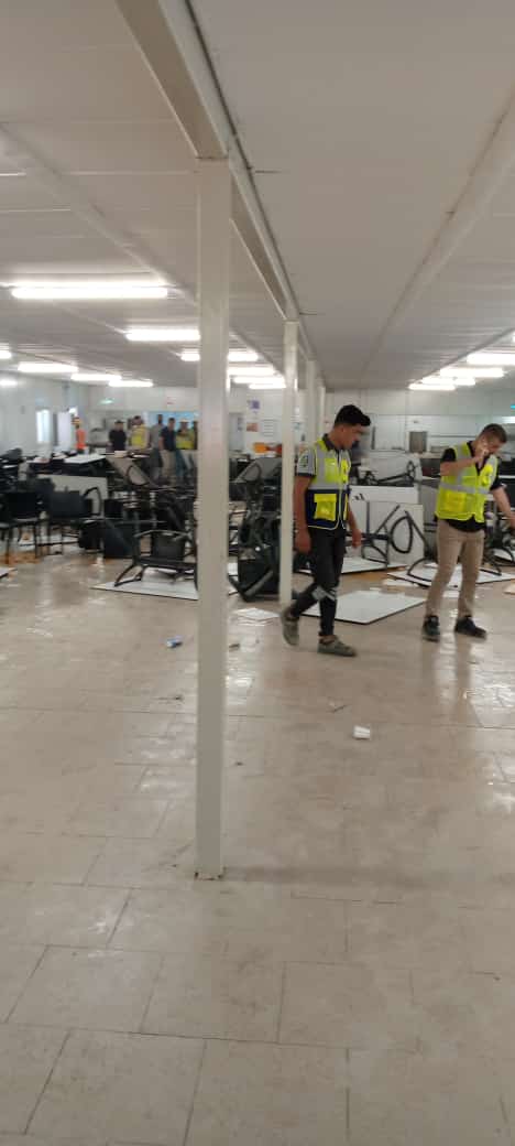 insaatiscilerii's tweet photo. İstanbul Fikirtepe kentsel dönüşüm şantiyesinde işçi arkadaşlarımıza verilen yemeğin içinden çıkan yabancı cisimler nedeniyle 'yönetim istifa' sloganlarıyla eylem gerçekleştirildi. 

İnsan onuruna aykırı beslenme koşullarını kabul etmiyoruz. 

İnşaat işçisini kölelik koşullarına mahkum etmeye çalışan Kuzu Grup   insan onuruna yakışır beslenme koşullarını derhal sağlamalıdır.

Şantiyede bulunan sendikamız üyesi işçi arkadaşlarımız ile sendika yönetimimiz konunun takipçisi olacaktır.