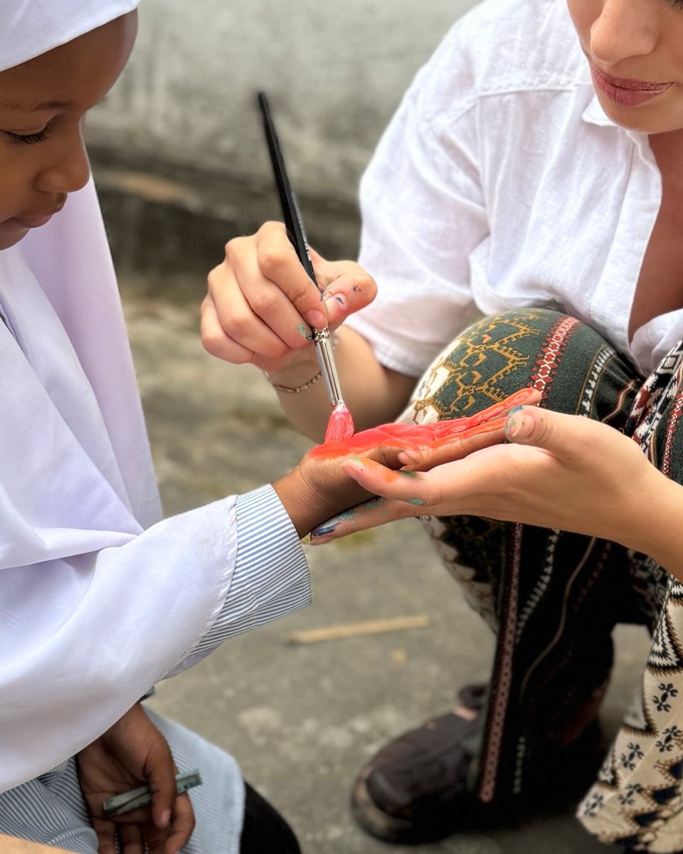 VolunteerInter2's tweet photo. Teaching volunteer from Turkey, Esen, started an art project with the school and the learners with paint her brother brought to Zanzibar. Such a great idea! 

We hope she finishes it before she leaves the island 🎨 https://t.co/mtashqumNw