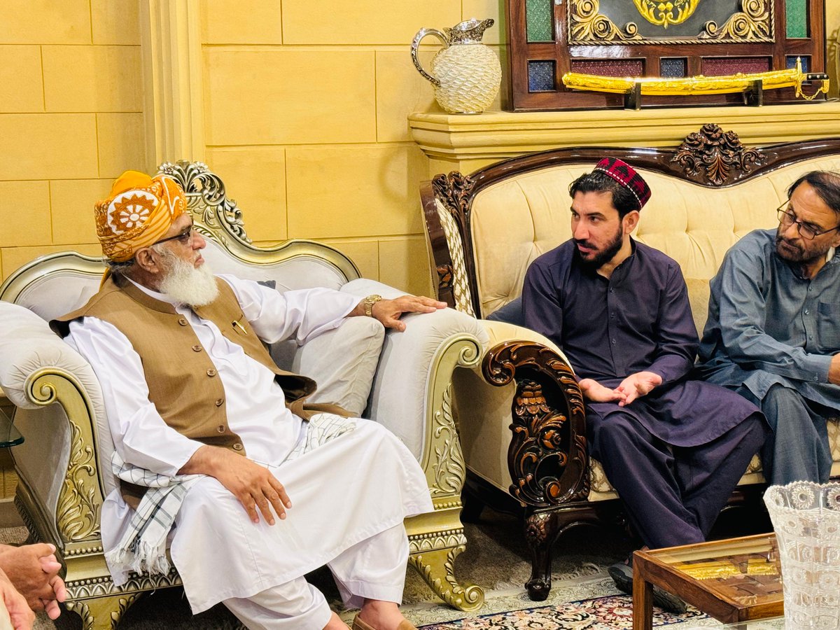 juipakofficial's tweet photo. اسلام آباد: پشتون تحفظ موومنٹ کے سربراہ منظور پشتین کی وفد کے ہمراہ جےیوآئی سربراہ مولانا فضل الرحمان کی رہائشگاہ آمد

سربراہ جمعیت علماء اسلام مولانا فضل الرحمان سے ملاقات 

دونوں رہنماؤں میں صوبہ خیبرپختونخواہ بالخصوص فاٹا اور قبائلی اضلاع میں بدامنی پر تشویش 

صوبہ میں امن وامان نام کی کوئی چیز نہیں ۔رہنماؤں میں اتفاق