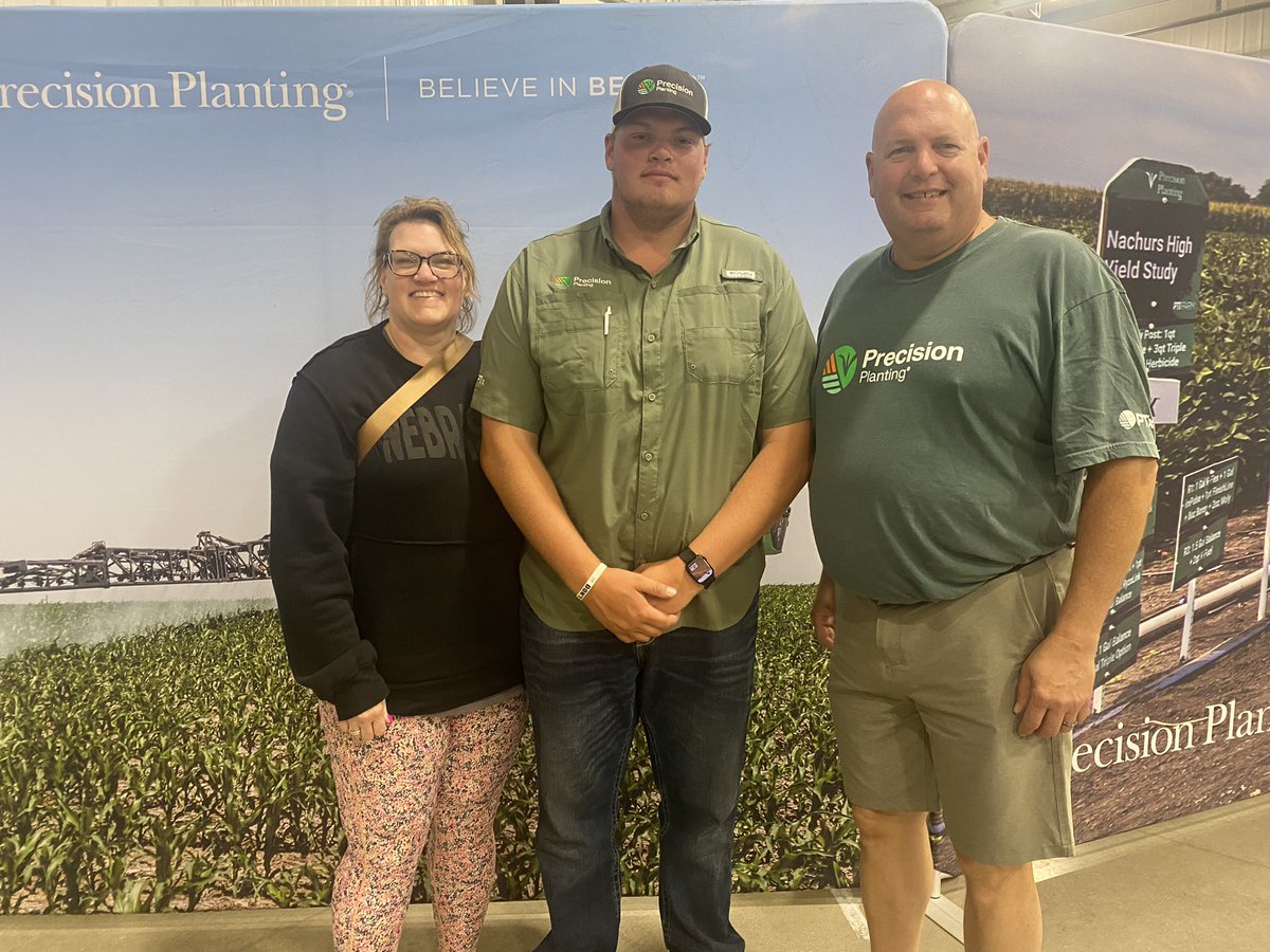 noslen1066's tweet photo. PTI farm with Jackson as intern! Awesome experience! #precisionplant https://t.co/YEwmrlb0PK
