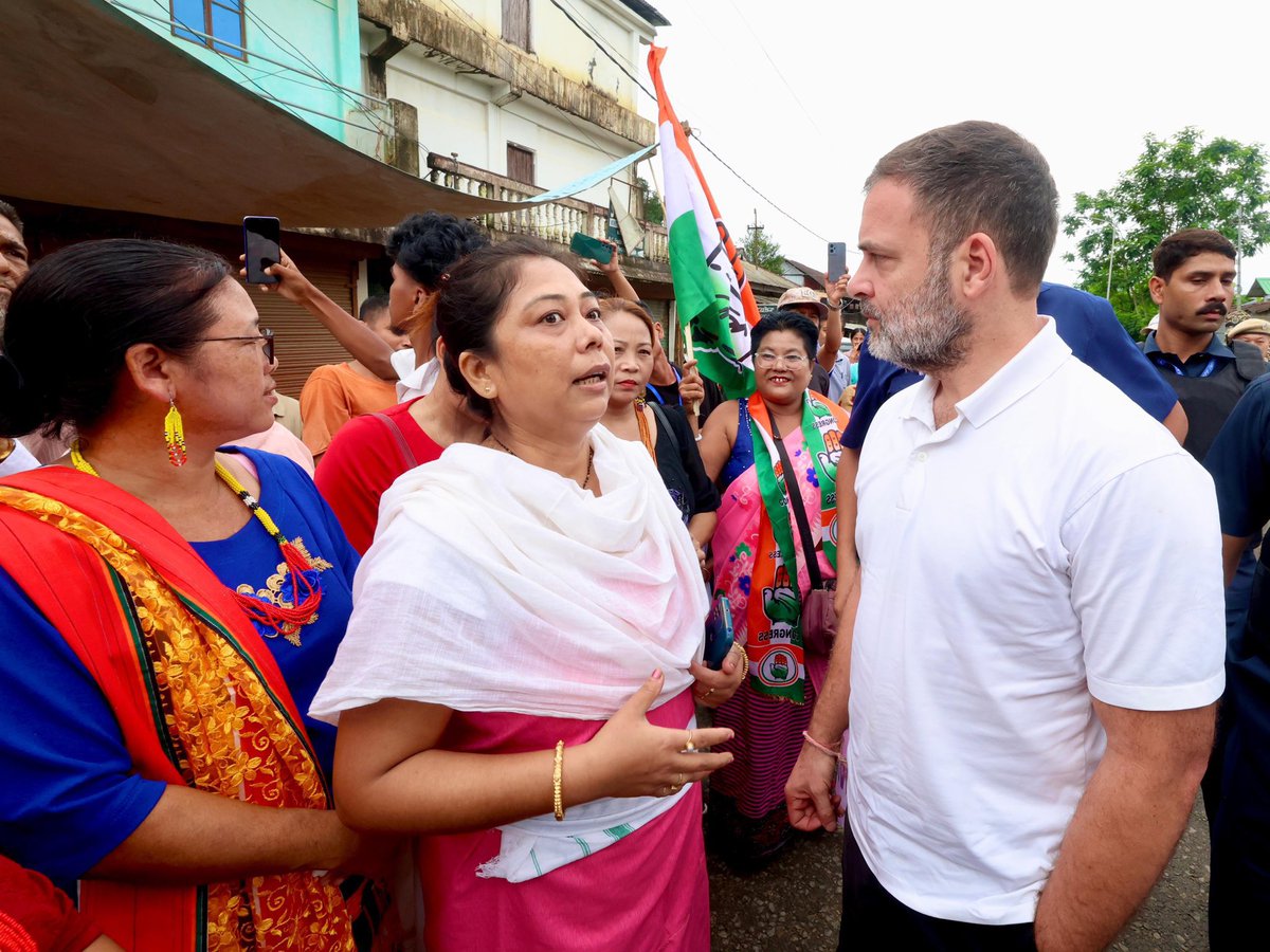 हर ज़ुबान पर अब एक ही नाम है  - राहुल गांधी 

आज दिल्ली में मणिपुर के लोगों से राहुल गांधी ने मुलाक़ात की !

आप चाहे पाँचवीं पंक्ति में बिठा लो चाहे दसवीं पंक्ति में भारत ने तो राहुल गांधी को अब अपने दिल में बिठा लिया है, एक माहौल तैयार हो चला है कि तपस्वी तो है।

मुझे ट्रोल करने