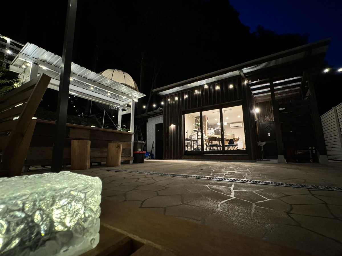 Kashimacity's tweet photo. コロナで越境出来なくて釣りになかなか行けず、思い切って原野を購入し、社員の皆と木を切るところから初めて約4年。
譲り受けた土地を中途半端で廃らせるつもりもなく、コツコツと作ってきました。
そして明日、2024/08/16 セルフグランピンいろは山キャンプ場としてオープン致します！
普通のキャンプ場の事をあまり知らないまま作りましたが、貸切出来るのが魅力だと思います！
また、球体テントサイトと2階テラスサイトご利用の方は専用のガゼボ席でBBQをお楽しみできます。
レンタルスペースみたいな感じでも使えますのでいつか遊びに来てください😊 

⭐️シェア拡散頂けたら幸いです🙏

https://t.co/Ag0BvWWH5P