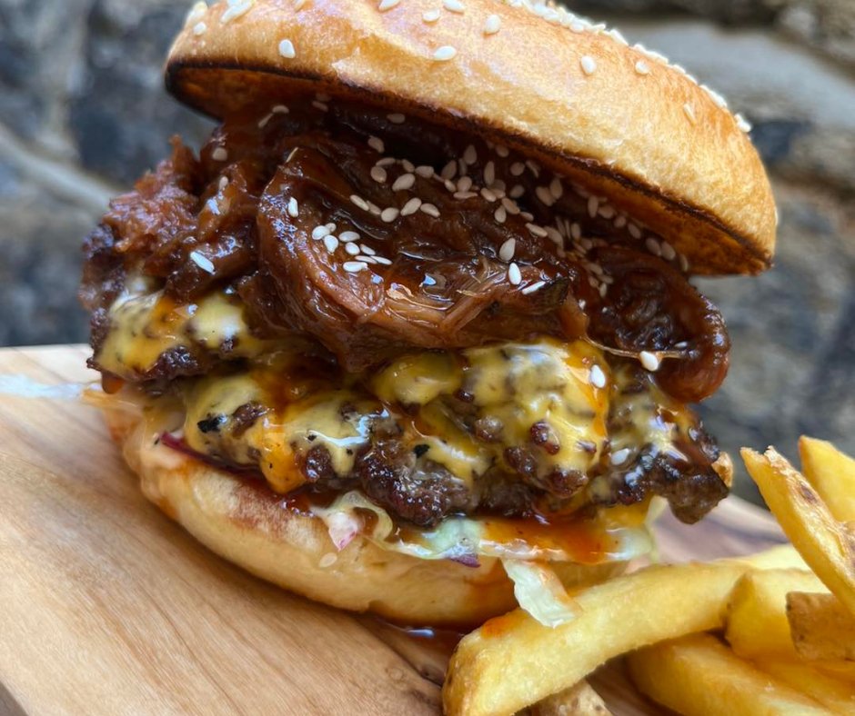 feedmeonline's tweet photo. We're capping off the day with a weekly special from Firehouse No1, a Morpeth staple. 🔥🍔HONEY CHILLI BEEFY BURGER 🔥🍔

#NationalBurgerDay #Burger #BBQ #ThursdayTreats #Honey #Morpeth #Newcastle #takeaway #food #foodie https://t.co/ZuDvYEpT7i