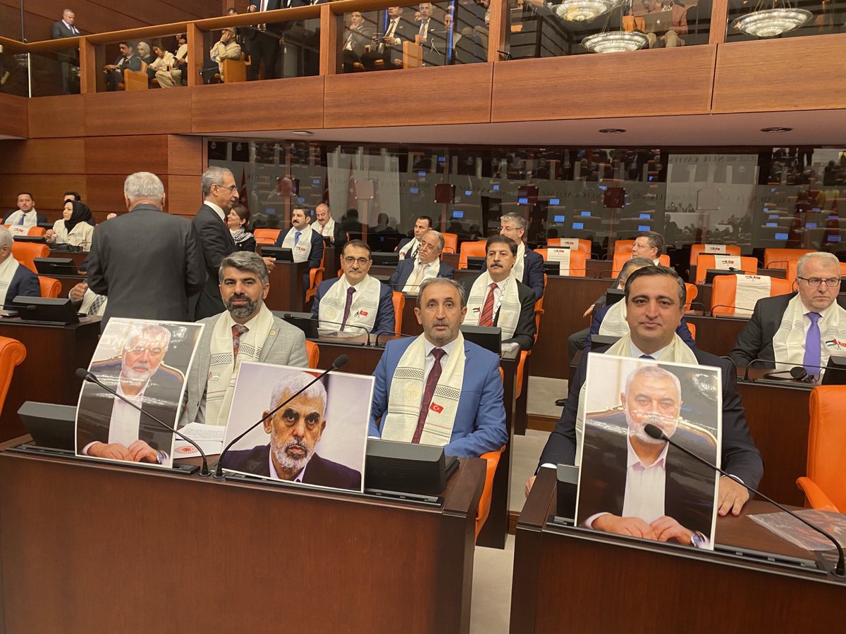 🔴 HÜDA PAR Milletvekilleri, salona İsmail Heniyye ve Yahya Sinvar fotoğraflarıyla katılım sağladı: