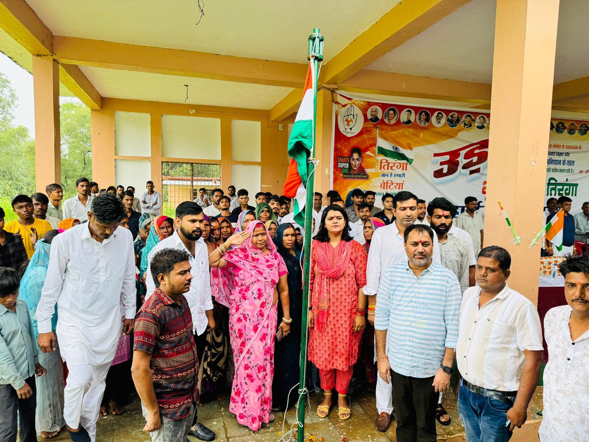 IYC's tweet photo. 📍 Rajasthan 

अब हिंद की नारी शक्ति की बारी है,
हिंदुस्तान को नए मुकाम पर ले जाने की तैयारी है...

आज देशभर में नारी शक्ति हिंदुस्तान के तिरंगे को शान और स्वाभिमान से फहरा रहीं हैं।

#BetiyonKiUdaan 🇮🇳✊🏼
#ShaktiSuperShe https://t.co/WbQbyy4KHv