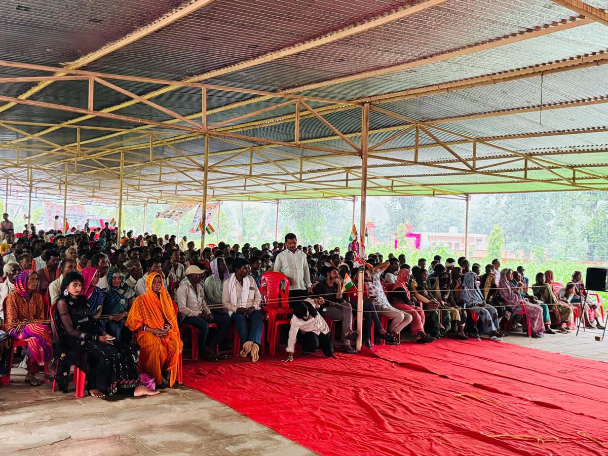 IYC's tweet photo. 📍 Rajasthan 

अब हिंद की नारी शक्ति की बारी है,
हिंदुस्तान को नए मुकाम पर ले जाने की तैयारी है...

आज देशभर में नारी शक्ति हिंदुस्तान के तिरंगे को शान और स्वाभिमान से फहरा रहीं हैं।

#BetiyonKiUdaan 🇮🇳✊🏼
#ShaktiSuperShe https://t.co/WbQbyy4KHv