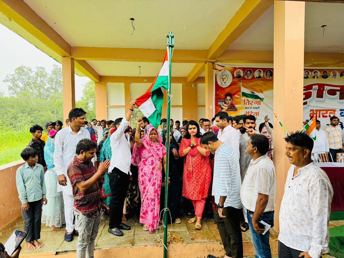 IYC's tweet photo. 📍 Rajasthan 

अब हिंद की नारी शक्ति की बारी है,
हिंदुस्तान को नए मुकाम पर ले जाने की तैयारी है...

आज देशभर में नारी शक्ति हिंदुस्तान के तिरंगे को शान और स्वाभिमान से फहरा रहीं हैं।

#BetiyonKiUdaan 🇮🇳✊🏼
#ShaktiSuperShe https://t.co/WbQbyy4KHv