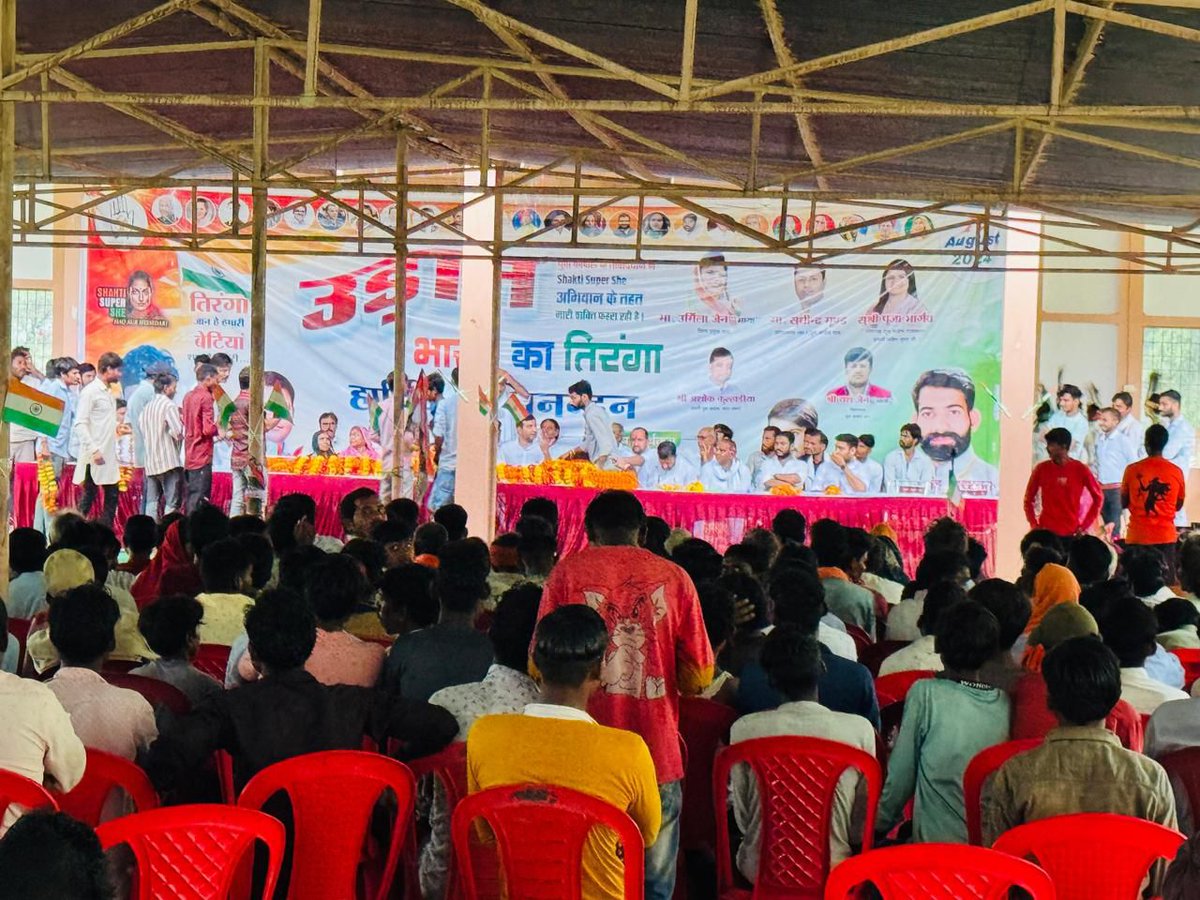 IYC's tweet photo. 📍 Rajasthan 

अब हिंद की नारी शक्ति की बारी है,
हिंदुस्तान को नए मुकाम पर ले जाने की तैयारी है...

आज देशभर में नारी शक्ति हिंदुस्तान के तिरंगे को शान और स्वाभिमान से फहरा रहीं हैं।

#BetiyonKiUdaan 🇮🇳✊🏼
#ShaktiSuperShe https://t.co/WbQbyy4KHv