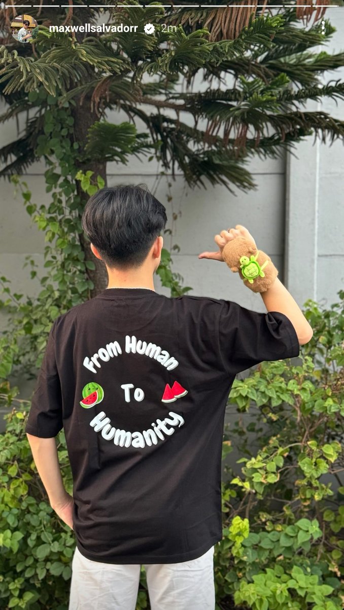 neptuneux's tweet photo. baju yang maxwell pake di storynya ini ternyata produk campaign dari @.stayouniverse (insta) yg dimana hasil penjualannya di didonasikan ke Palestine🥹✨

ganyangka bgt... proud to be with you till today max🥹🫶🏻 #timsekop https://t.co/ES8hlB5sVx