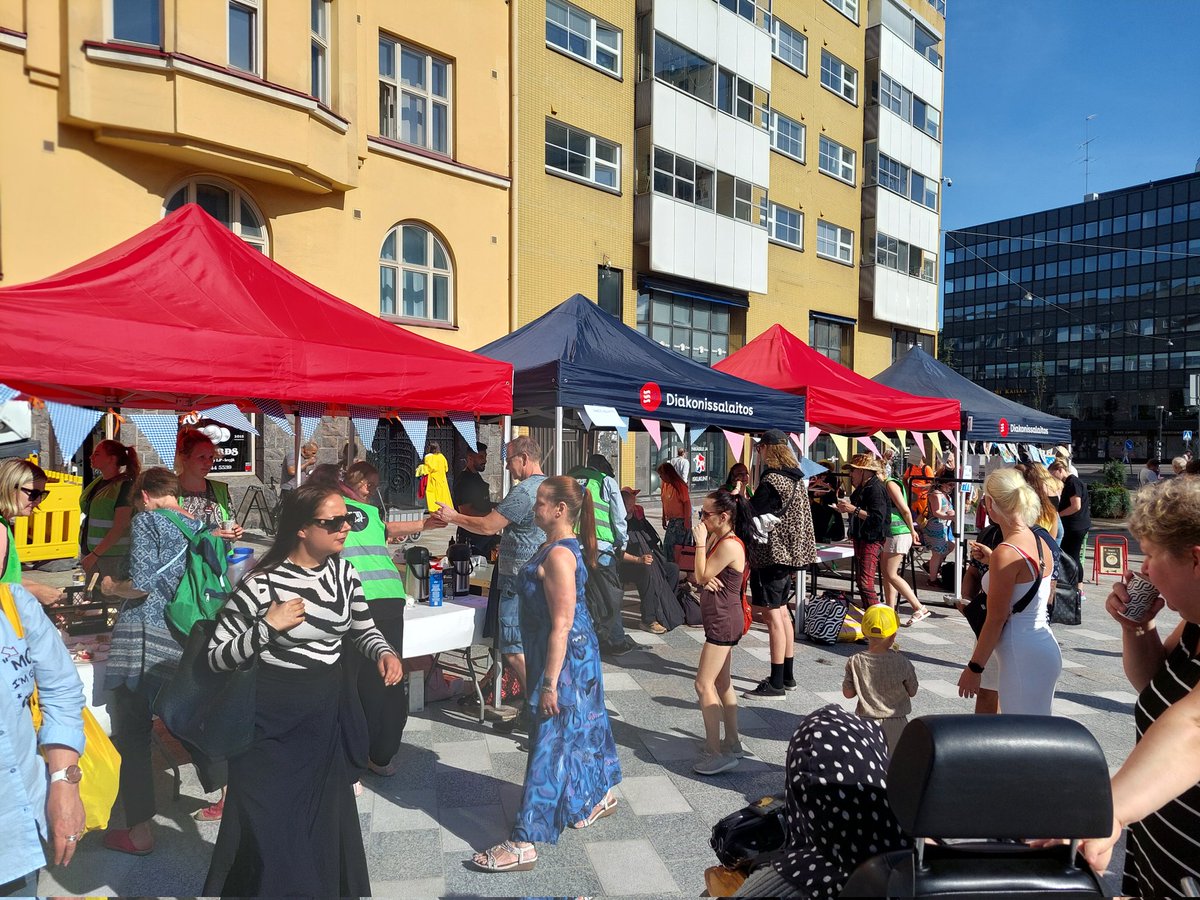 Laura Hakoköngäs (@laurahakokongas) on Twitter photo Uudistuneen Vaasanpuistikon avajaiset meneillään - hyvä tunnelma! Musaa, makkaraa, yhteishenkeä. Kiitos #kurvintyöryhmä @HelsinkiPoliisi <a href="/HDLsaatio/">Diakonissalaitos</a> @sininauhasaatio <a href="/helsinginsote/">Sosiaali- ja terveyspalvelut Helsinki</a> ja muut järkkärit sekä kalliolaiset ja ohikulkijat 🥰☮️✌️ Uudistuneen Vaasanpuistikon avajaiset meneillään - hyvä tunnelma! Musaa, makkaraa, yhteishenkeä. Kiitos #kurvintyöryhmä @HelsinkiPoliisi <a href="/HDLsaatio/">Diakonissalaitos</a> @sininauhasaatio <a href="/helsinginsote/">Sosiaali- ja terveyspalvelut Helsinki</a> ja muut järkkärit sekä kalliolaiset ja ohikulkijat 🥰☮️✌️