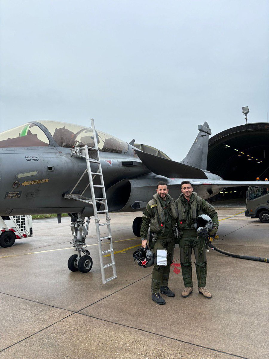Hommage au Capitaine Sébastien « Root » Mabire et au Lieutenant Matthis « Lolo » Laurens, morts d'un accident aérien en mission d’entraînement en Rafale. La France pleure ses fils qui dédiaient leur vie à son service.

Mes condoléances à leurs proches et à leurs frères d’armes.