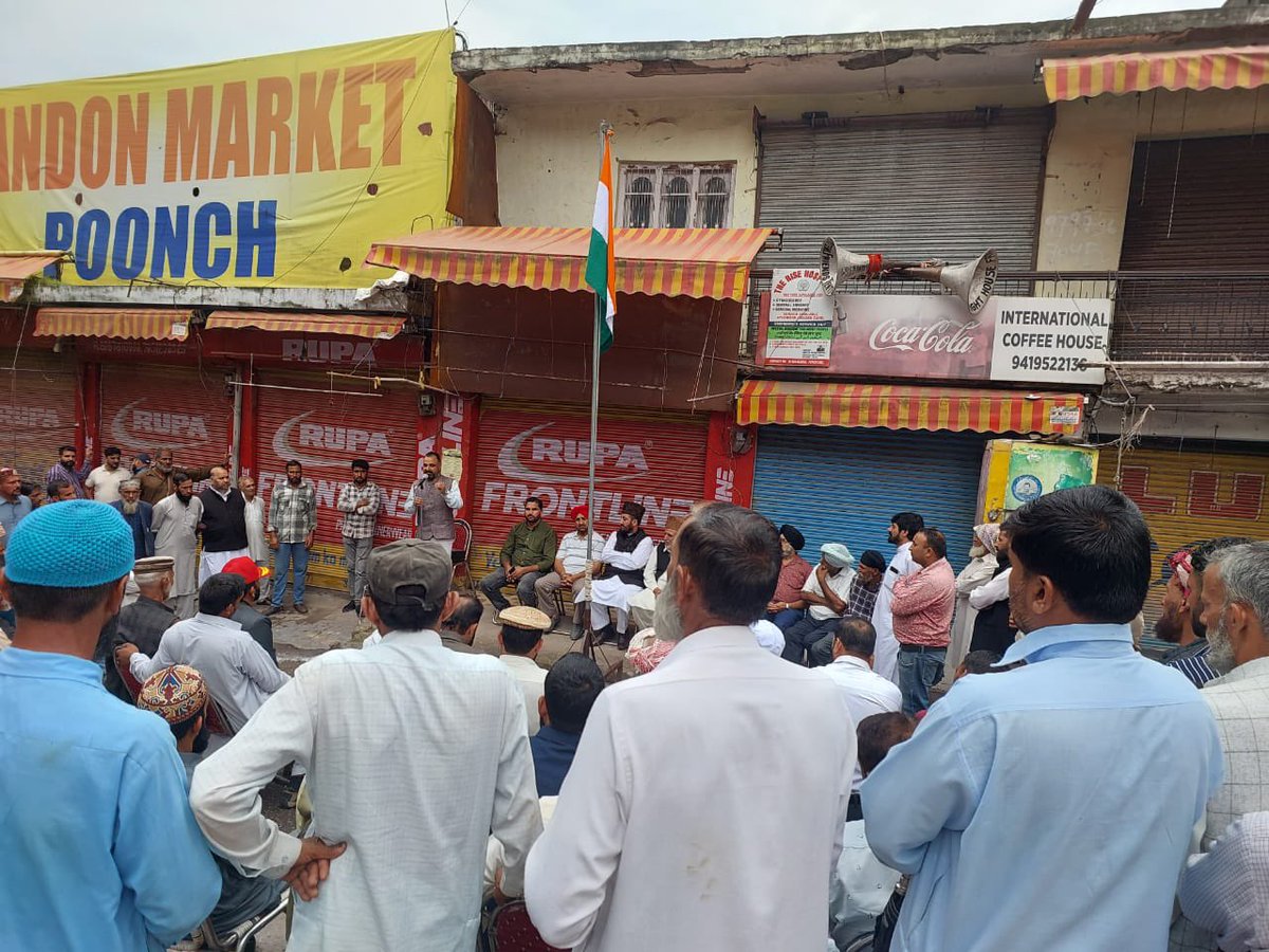 78 ویں یوم آزادی کی مناسبت سے ڈی ڈی سی ممبر چوہدری عبدالغنی کی زیرِ صدارت قلعہ مبارک پونچھ کے سامنے ایک تقریب کا انعقاد کیا گیا جس میں ڈی ڈی سی ممبر چوہدری عبدالغنی نے قومی پرچم لہرانے کی رسم کو ادا کرتے ہوئے شرکاء سے خطاب کیا۔