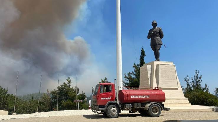 HarpCografyasi's tweet photo. Çanakkale yanıyor.
Conkbayırı yanıyor.
Binlerce şehidimizin örtüsü yanıyor.
İçim cayır cayır yanıyor!
#Canakkale https://t.co/LwM5WWVnS1