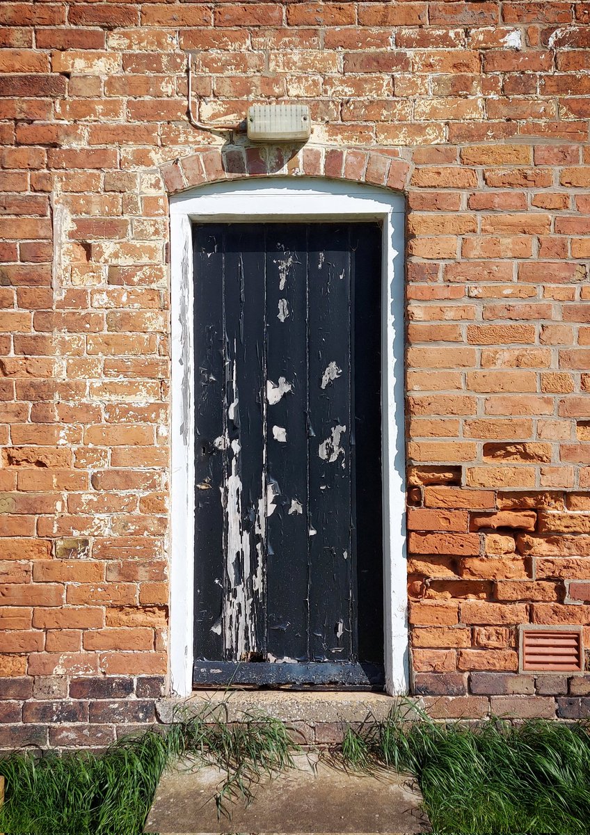 stelingard's tweet photo. A reassuringly sundry outbuilding door at the Victorian model farm on the #Wroxeter Roman City site. It appears to have been enclosed in a sort of porch or 'lean-to' structure for part of its life, judging by the surrounding brickwork. #AdoorableThursday #Shropshire https://t.co/RjXAisZoJS