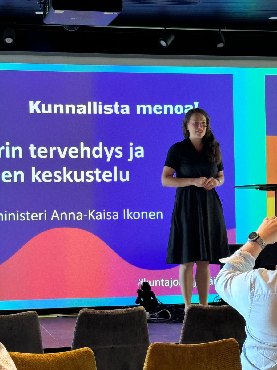 Kunnallista menoa! Kuntajohtajapäivillä on käsitelty tärkeitä ajankohtaisteemoja, kuten valtionosuusuudistusta, kuntien normien purkua, TE-uudistusta ja inhousea koskevia lainsäädäntömuutoksia.  Tilaisuuden alussa kuultiin mys ministeri Anna-Kaisa Ikosen tervehdys.