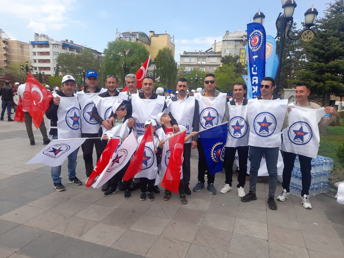 serhareis's tweet photo. “Zordayız geçinemiyoruz”

Emeğimizin karşılığını istiyoruz! 
Haklarımız için omuz omuza, birlikte mücadele edeceğiz. 

Sesimizi yükseltmekten vazgeçmeyeceğiz!

#ZordayızGeçinemiyoruz #BirlikteGüçlüyüz https://t.co/GgbXkECWyF