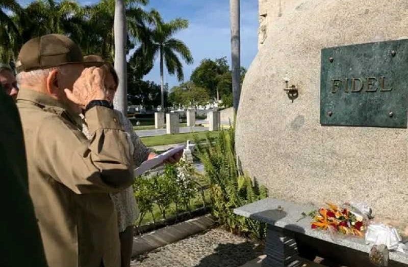 Comandante de la Revolución rindió homenaje a Fidel Castro en Santiago de Cuba.
Guillermo García colocó un ramo de flores ante el monolito que atesora las cenizas de Fidel Castro.#Cubaporlavida,#Sanctispiritusenmarcha