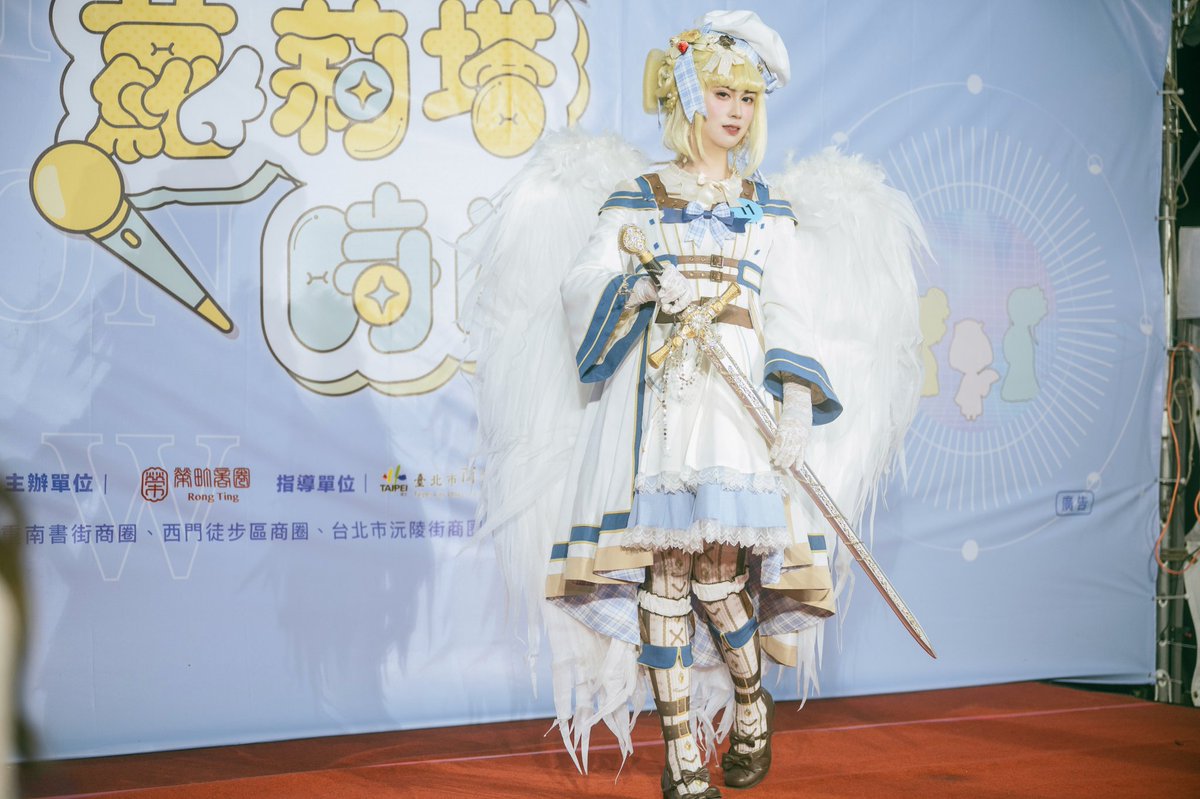RinLucid's tweet photo. 拿到了這回2024第三屆榮町商圈蘿莉塔穿搭大賽官方攝影的照片💖
捕捉到了好幾個走秀時的角度
佐奈抓角度抓的好厲害🌟
舞台上的燈光和背景搭配這件裙裙也很搭
頭飾用了書蟲的花
不過多了一點紅色的點綴
這個是書蟲最新推出的草莓系列🍓
增添一點可愛感

攝影｜李佐奈 (佐奈與他的相機老婆) (有二修過) https://t.co/1jBmiD0LGj